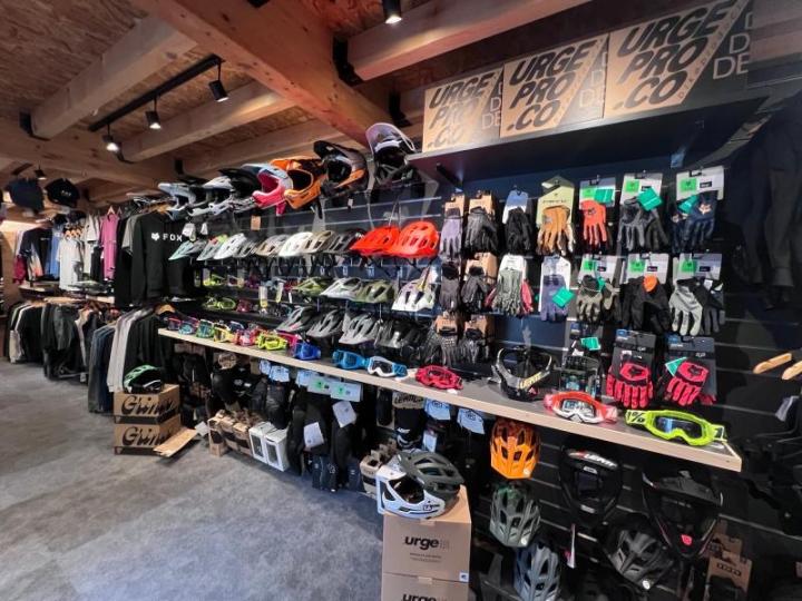 Que ce soit en été ou en hiver, vous trouverez dans notre magasin les articles de sport qu’il vous faut.